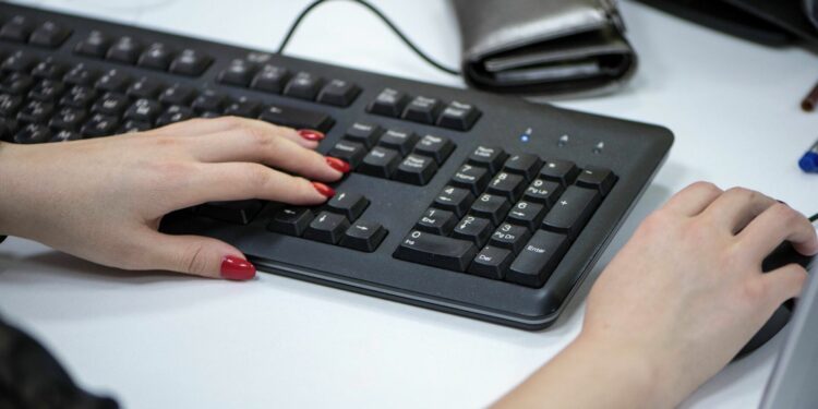 Жогорку Кеңеш  7,8 миллион сомго компьютерлерди сатып алат