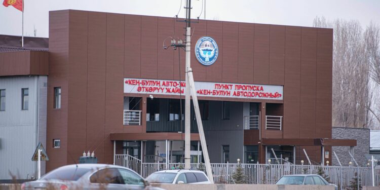 Чек ара кызматы кыргыз-казак чек арасында 600дөн ашуун унаа турганын билдирди