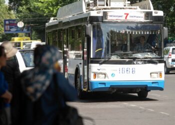 «Иштен бошотууга чейин». Бишкекте автобус жана троллейбуста акча алган айдоочуларга чара көрүлөт