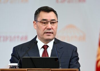 Садыр Жапаров элдик курултайдын делегаттарынын ыйгарым укуктарын токтотту