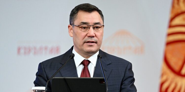 Садыр Жапаров элдик курултайдын делегаттарынын ыйгарым укуктарын токтотту