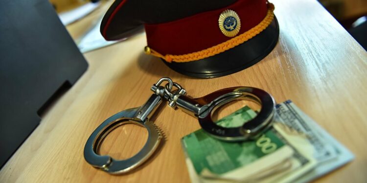 Баңгизат иши боюнча кармалган милиция кызматкерлери. Кызматтык иликтөө башталды