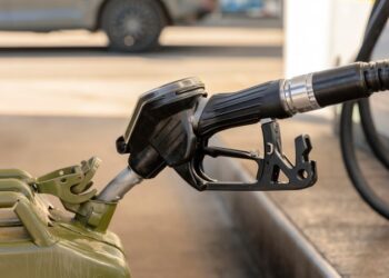 «Дизелдин 1 литри 63-64 сомдон ашпашы керек». Ташиев нефтетрейдерлер менен жолукту