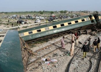 Пакистанда поезд рельстен чыгып кетип, 30 адам каза болду