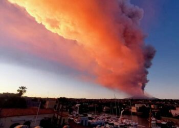 Италияда жанар тоо атылгандан кийин аэропорт ишин токтотту (видео)