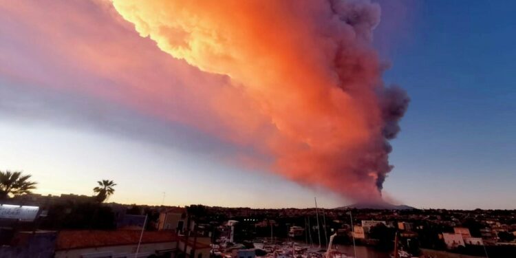 Италияда жанар тоо атылгандан кийин аэропорт ишин токтотту (видео)