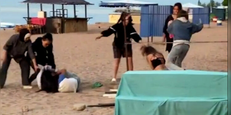 Ысык-Көлдө топ кыздар 2 кызды сабап жаткан видео тарады. Милиция шектүүлөр камакта экенин билдирди