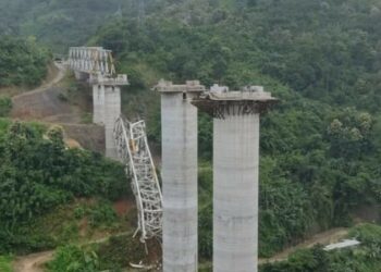 Индияда курулуп жаткан көпүрө урап, 26 адам каза болду