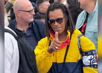 Камчыбек Ташиев “Барселонанын” башчысы Лапорта менен футболчу Эдгар Дэвидсти тосуп алды