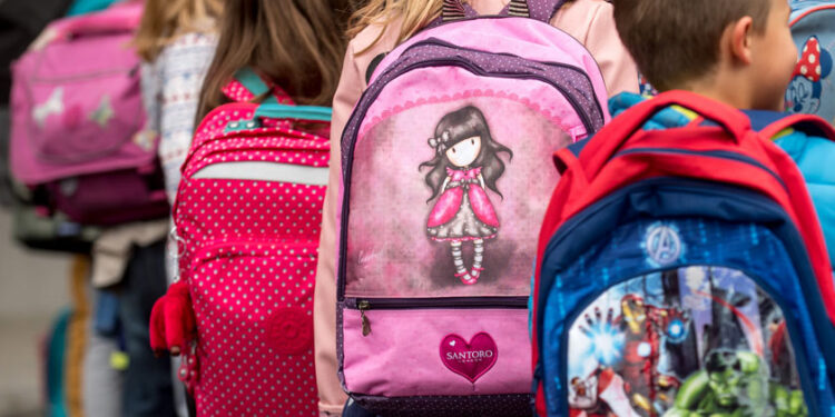 Окуучу көтөрүп жүргөн рюкзактын салмагы канча болушу керек?