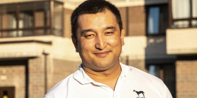 Орусияда таксист болуп иштеген кыргызстандык жүргүнчүнүн төрөтүн кабыл алды