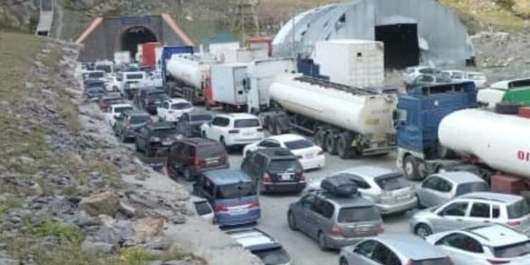 «Төө-Ашуудагы тоннелде унаа тыгыны жаралды» деген видео тарады