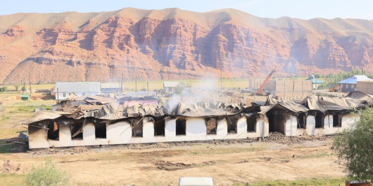 Кара-Кулжада өрттөнгөн мектеп. Жаңы мектепти курууну тездетүү тапшырылды