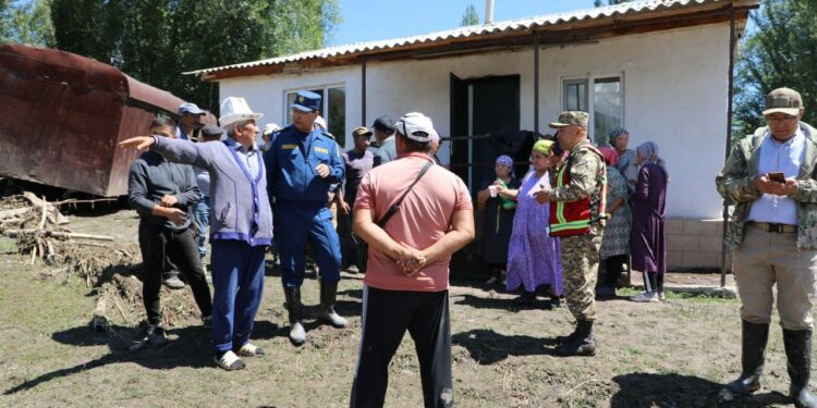 Өзгөчө кырдаалдар министри Түптөгү сел жүргөн айылдарга барды (сүрөт)