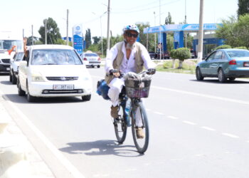 Балыкчынын 64 жаштагы тургуну Ысык-Көлдү велосипед менен 3 күндө айланып чыкты