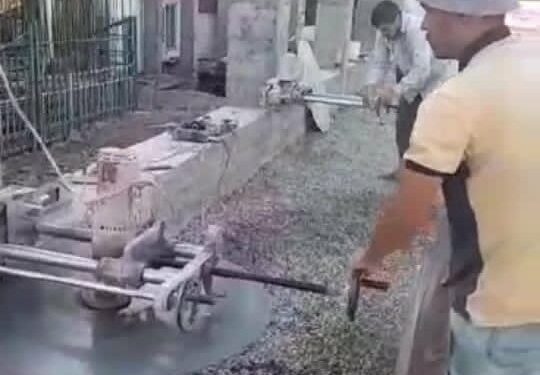 Ак-Буура дарыясынын жээгине курулуш жүргүзүп жаткан жаран бетондорун кайра бузуп жатат