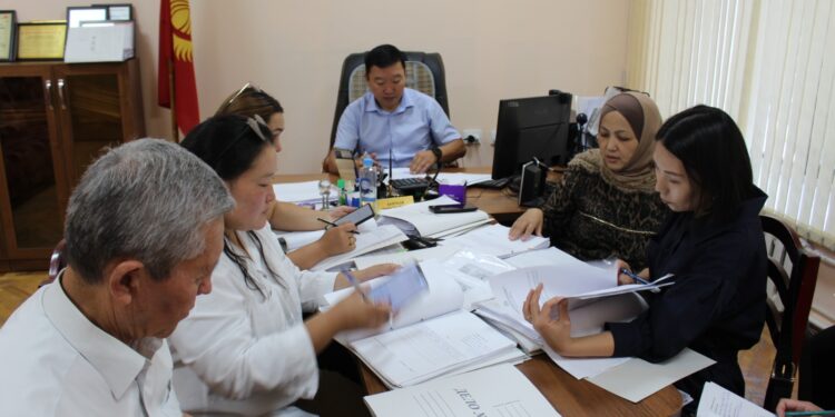 Мектепке электрондук каттоодон өтө албай калдыңызбы? Райондордо комиссия түзүлдү