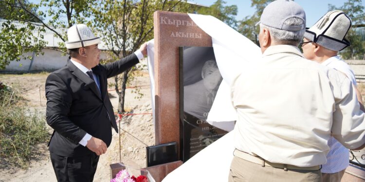 Кыргыз Республикасынын эл акыны Омор Султановдун эстелиги ачылды (сүрөт)