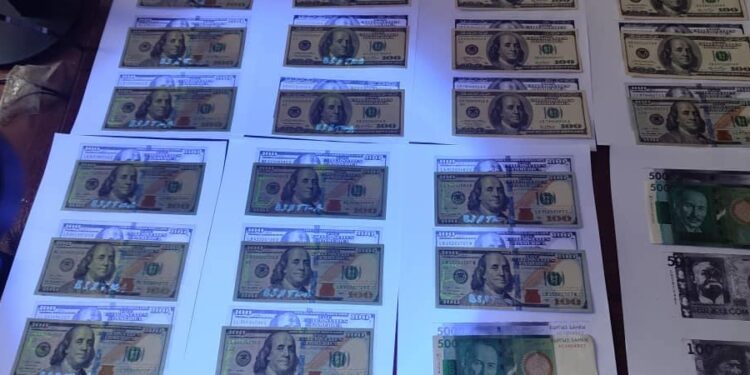 Айыл чарба министрлигинин кызматкерлери 4 миң доллар пара алууга шектелип кармалышты