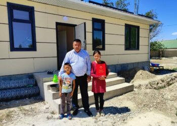 Урайын деген үйүн көрсөткөн нарындык кыз эсиңиздеби? Жаңы үй салынып бүттү