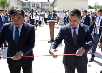 Садыр Жапаров Чолпон-Атада «Акылман» лицейин ачты