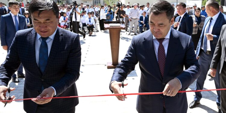 Садыр Жапаров Чолпон-Атада «Акылман» лицейин ачты