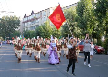 Ошто беш өлкөнүн бийчилери жөө жүрүш жасашты (сүрөт)