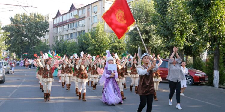 Ошто беш өлкөнүн бийчилери жөө жүрүш жасашты (сүрөт)