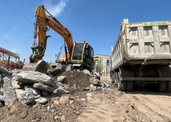 Манас айылы көчөсүндө жаңы жол жана тротуар салынууда