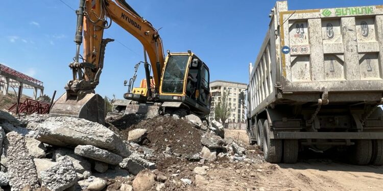 Манас айылы көчөсүндө жаңы жол жана тротуар салынууда