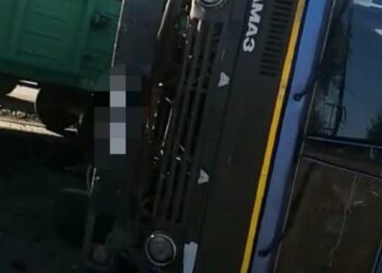 Бишкекте КамАЗдын поезддин алдында калышы. Жабыркагандар болгон эмес