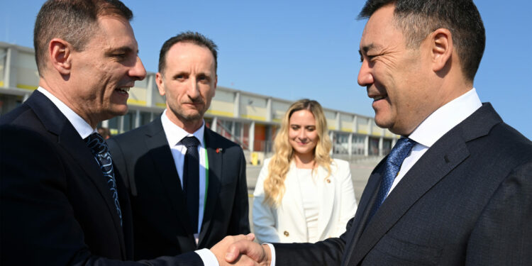 Президент Садыр Жапаров иш сапары менен Венгрияга барды. Делегациянын тизмеси (видео)