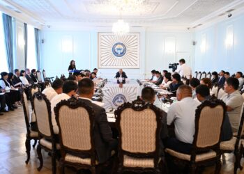 Нурланбек Шакиев парламенттин аппарат кызматкерлери менен жыйын өткөрдү