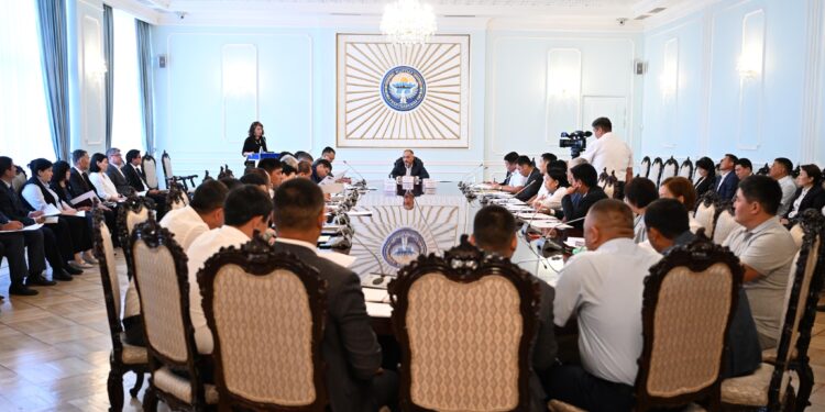 Нурланбек Шакиев парламенттин аппарат кызматкерлери менен жыйын өткөрдү