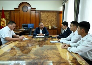 Нурланбек Шакиев “Тилимпоз” долбоорунун негиздөөчүлөрүнө 200 миң сом берди