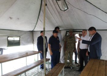 Кыргыз-казак чек арасында айдоочулар үчүн чатырлар орнотулду