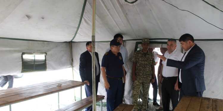 Кыргыз-казак чек арасында айдоочулар үчүн чатырлар орнотулду