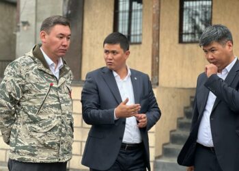 Вице-мэр Орунтаев Горький көчөсүнө баргандан кийин кафенин кошумча курулушун бузуп башташты