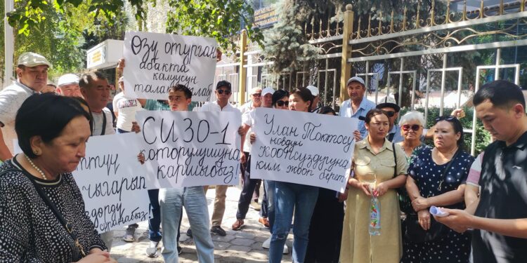 ЖАКтын алдына «Сакал» каймана аттуу кримтөбөлдүн жакындары чогулушту