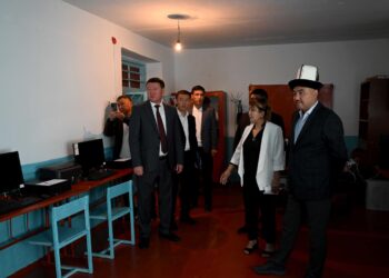 Нурланбек Шакиев Өзгөндөгү авариялык абалдагы мектептерге барды