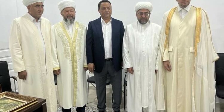 Коррупция боюнча соттолгон Райымбек Матраимов муфтияттын жаңы имаратынын ачылыш аземине катышты