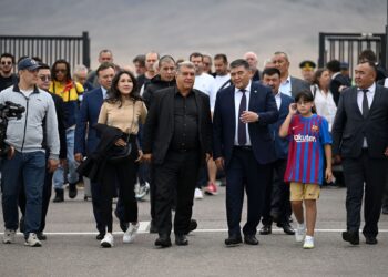 Камчыбек Ташиев «Барселона» клубунун президентин кандай тосуп алды? Видео, фото