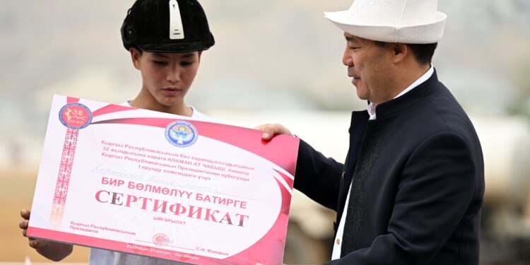 Садыр Жапаров аламан байге ат чабышынын жеңүүчүлөрүнө сыйлыктарды тапшырды