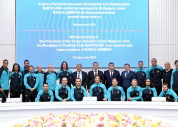 Садыр Жапаров «Барселона» футбол клубунун легендалары менен жолугушту