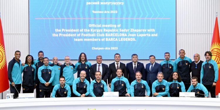Садыр Жапаров «Барселона» футбол клубунун легендалары менен жолугушту