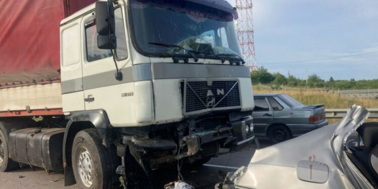 «Жүк ташуучу унаа үйлөргө чейин кирип кеткен». Тажикстандагы жол кырсыкта 10 киши каза болду