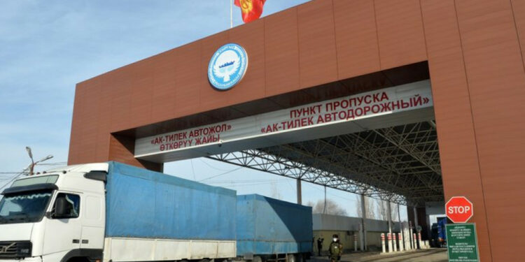 Кыргызстан менен Казакстандын чек арасындагы тыгын. Казакстандын министри үн катты