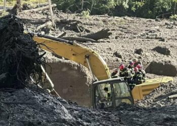 Грузиядагы жер көчкүдөн 15 киши көз жумду (видео)