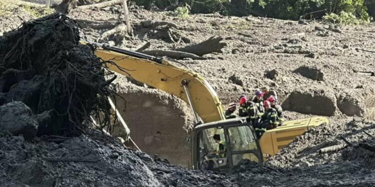 Грузиядагы жер көчкүдөн 15 киши көз жумду (видео)