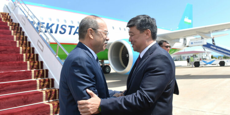 Өзбекстандын өкмөт башчысы Ысык-Көлгө келди